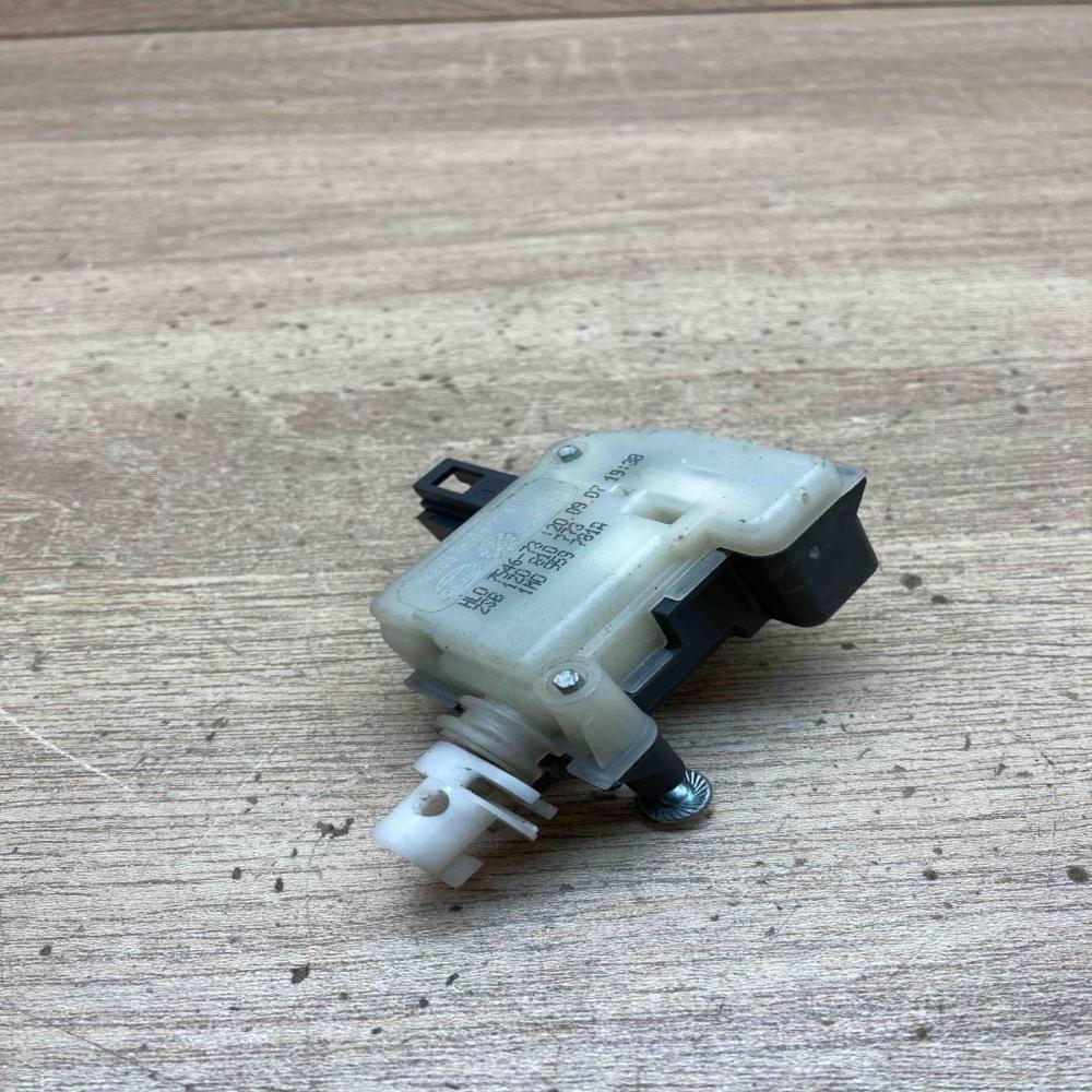1Z0810773 1M0959781A  Fuel tank cap lock motor Skoda Octavia Mk2 (1Z)