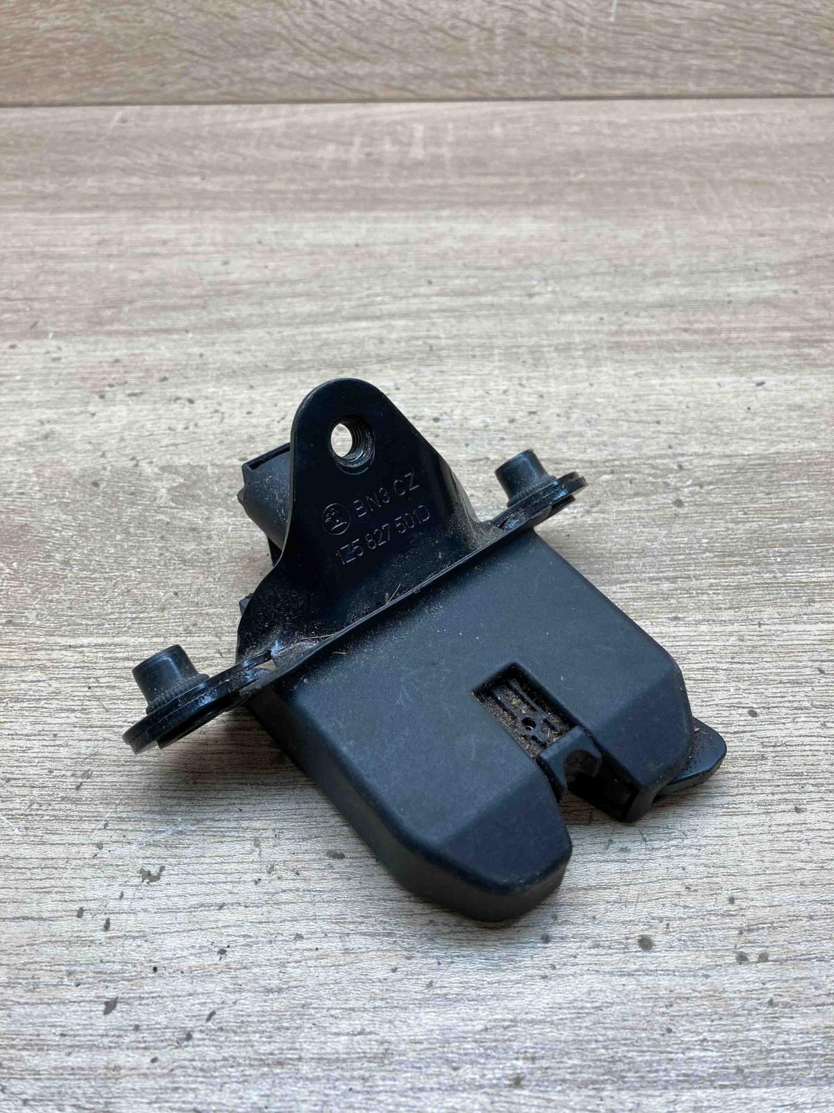 1Z5827501D   Tailgate/trunk/boot lock/catch/latch Skoda Octavia Mk2 (1Z)