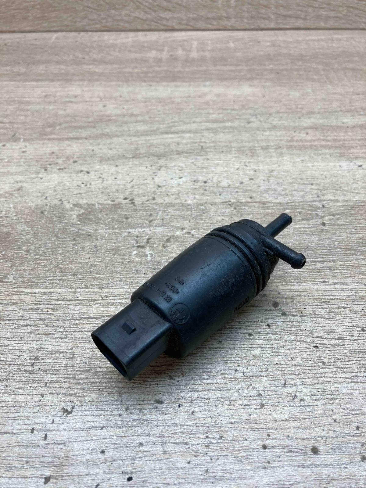 8377612   Windscreen/windshield washer pump BMW 5 E60 E61