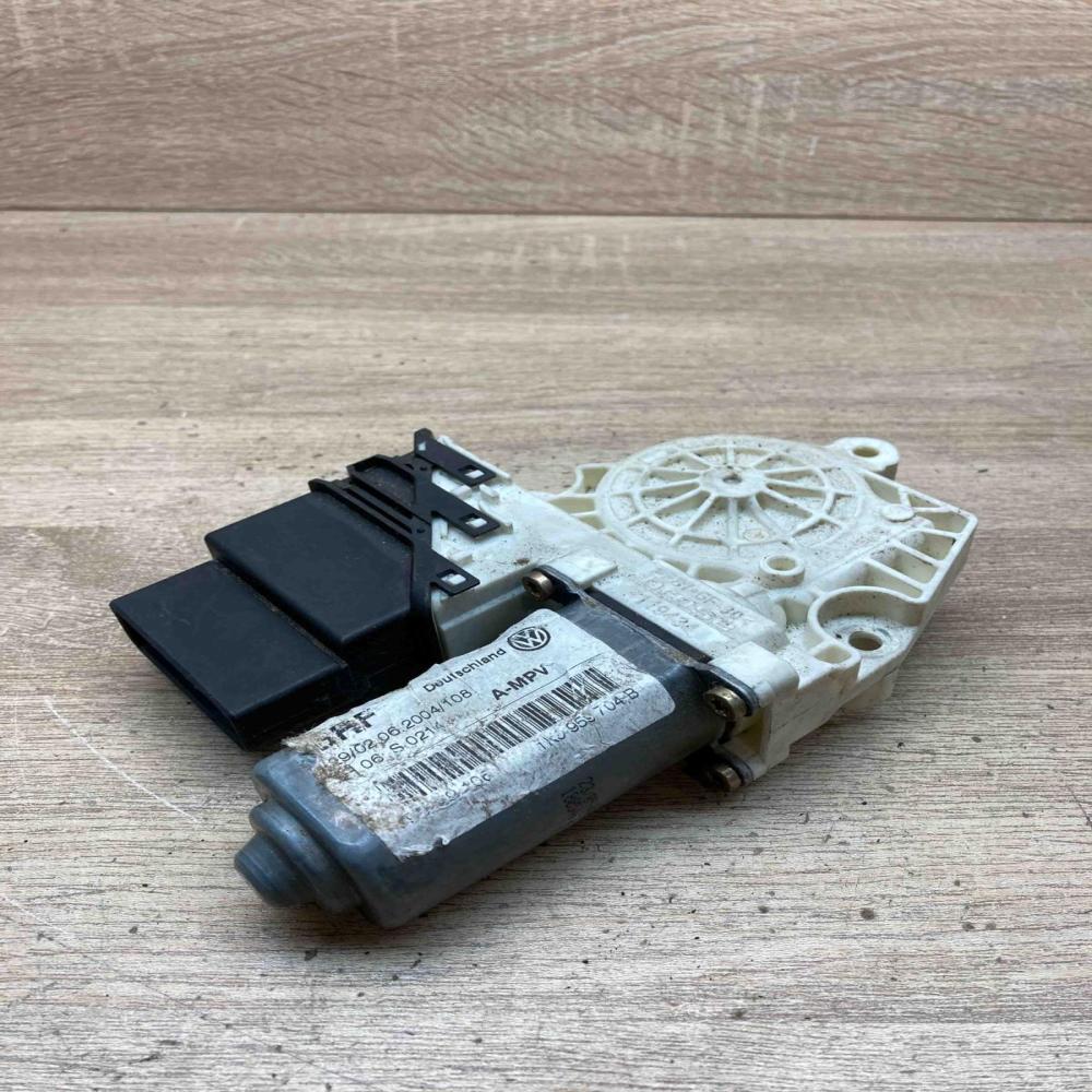 1K0959704B 993425 100  Rear door window regulator motor Volkswagen Touran I