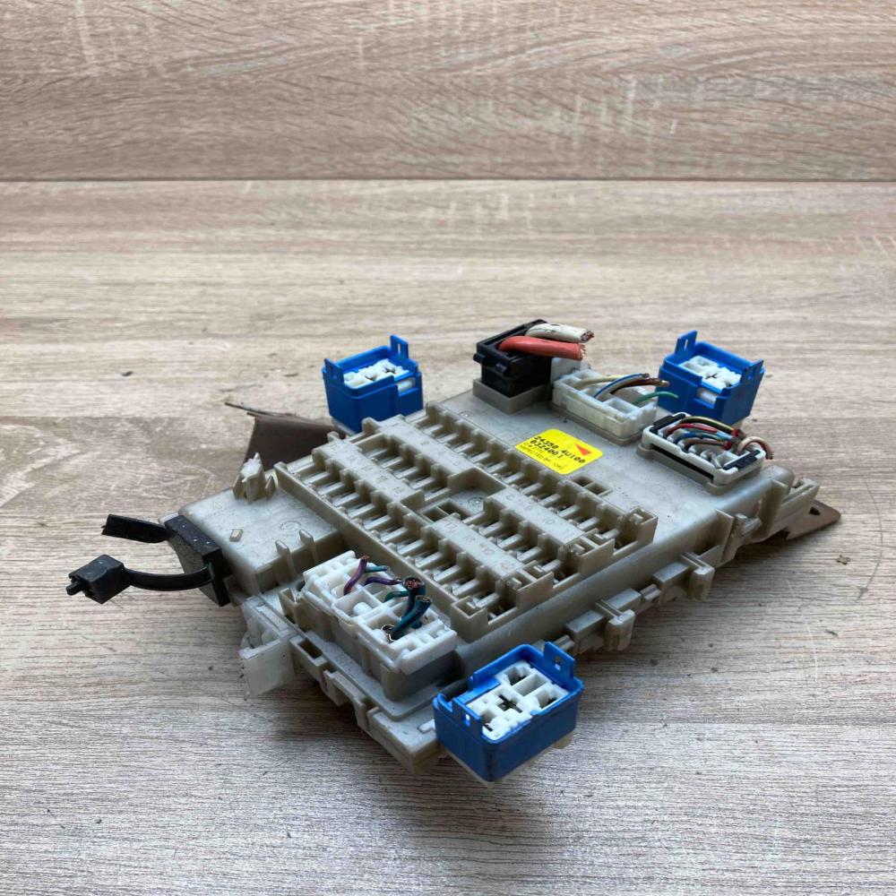 24350 4U100 0324001  Fuse module Nissan Almera Tino
