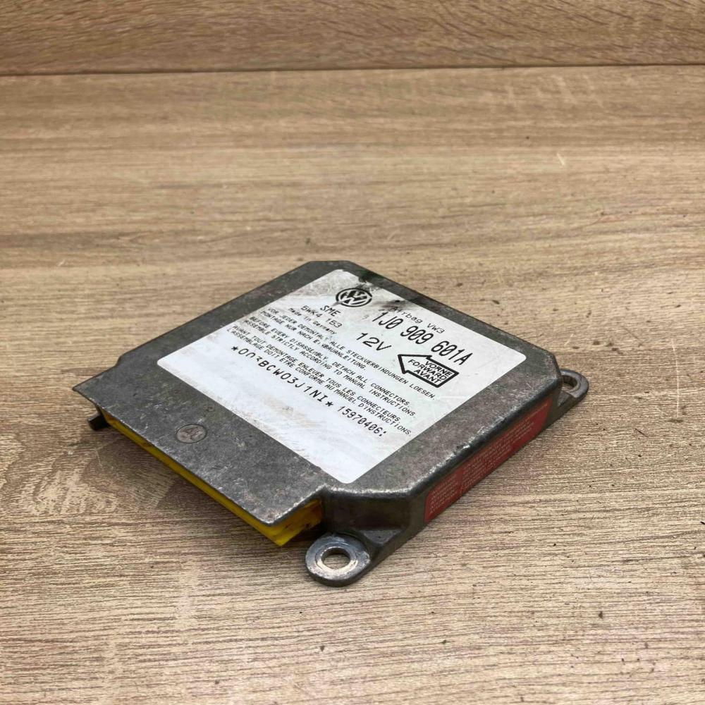 1J0909601A   Airbag control unit/module Audi A3 S3 8L