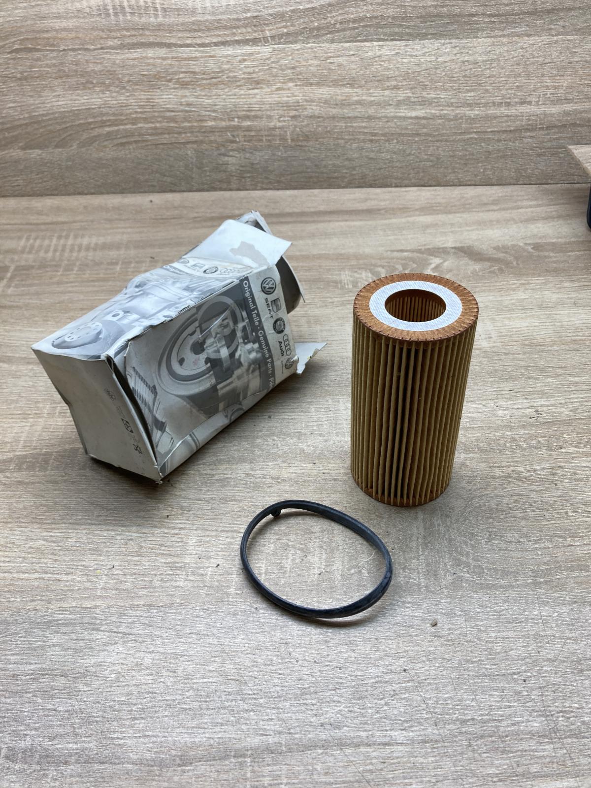 06D115562 06D115466  Oil filter cover Volkswagen PASSAT B8