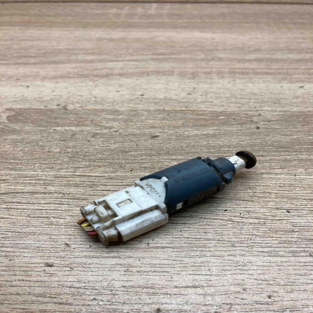 8200168238   Brake pedal sensor switch Renault Twingo II