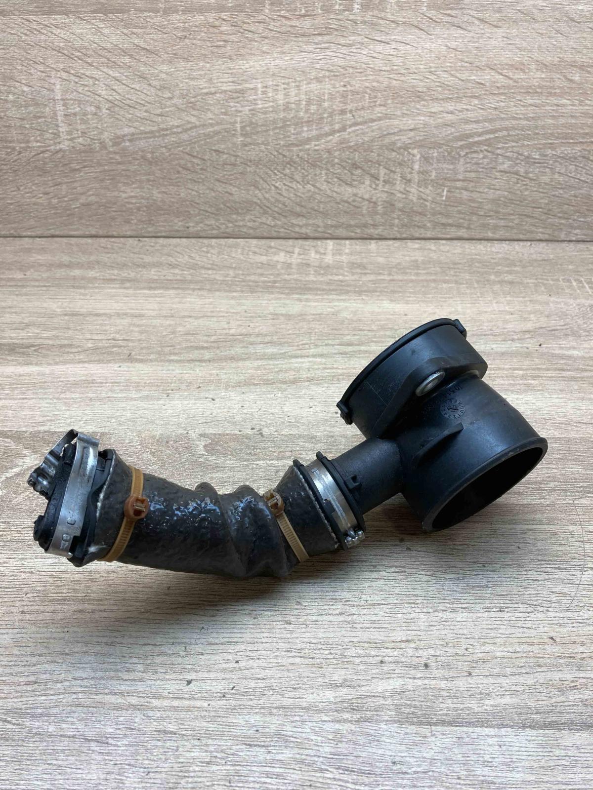 AV61 6C784 AE   Air intake duct part Ford Focus