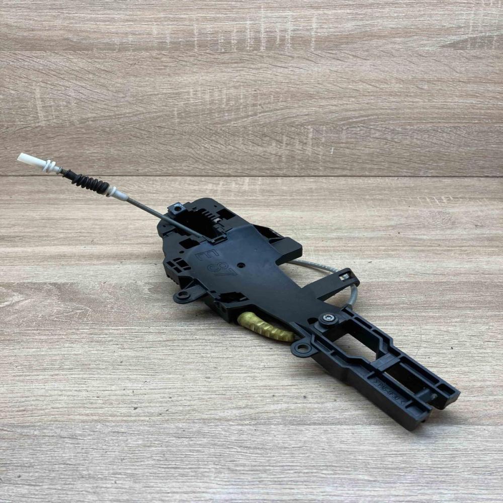 7059677   Front door exterior handle/bracket BMW 1 E81 E87