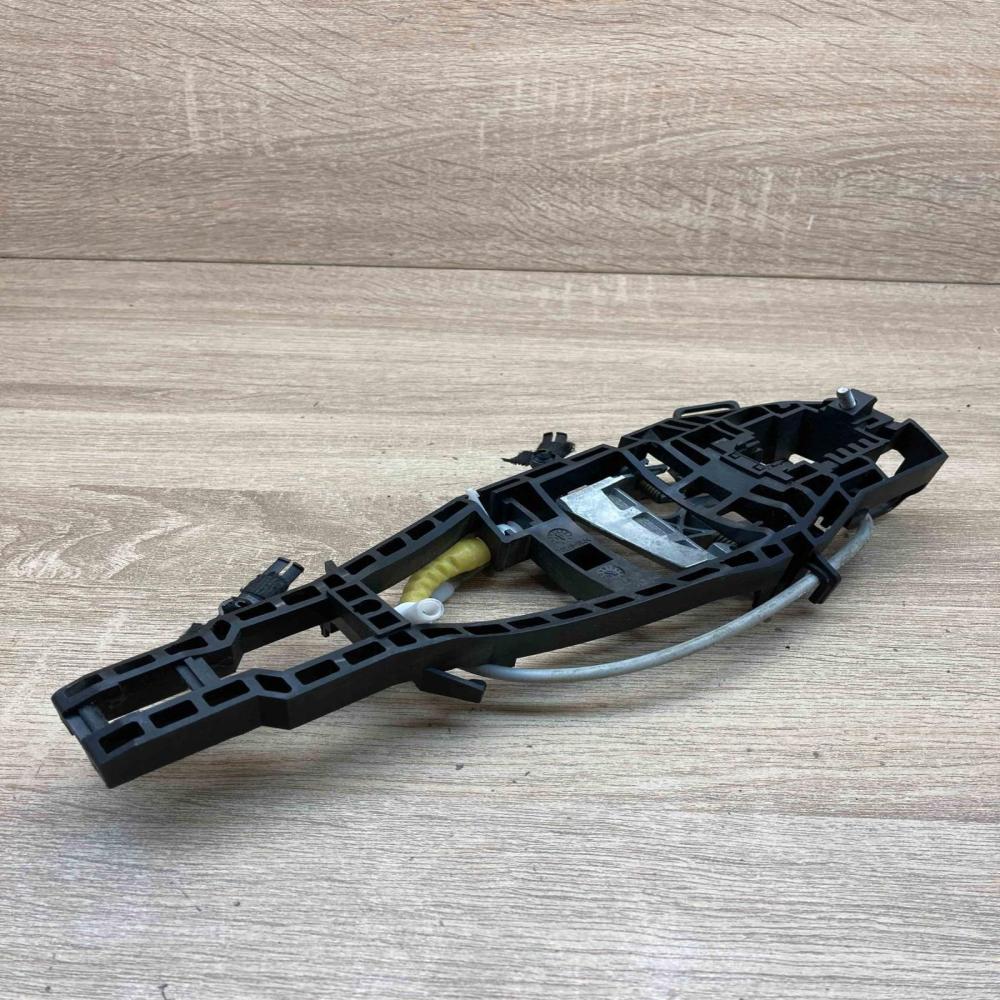 7268446   Front door exterior handle/bracket BMW 1 F20 F21