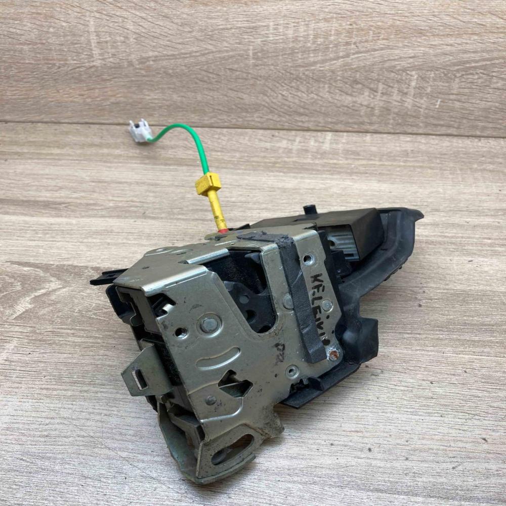 8235126 8352165  Front door lock BMW 5 E39