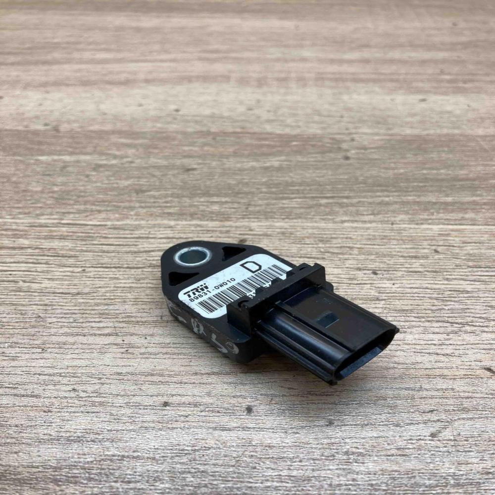 89831 0W010 D  Airbag deployment crash/impact sensor Toyota Corolla Verso AR10