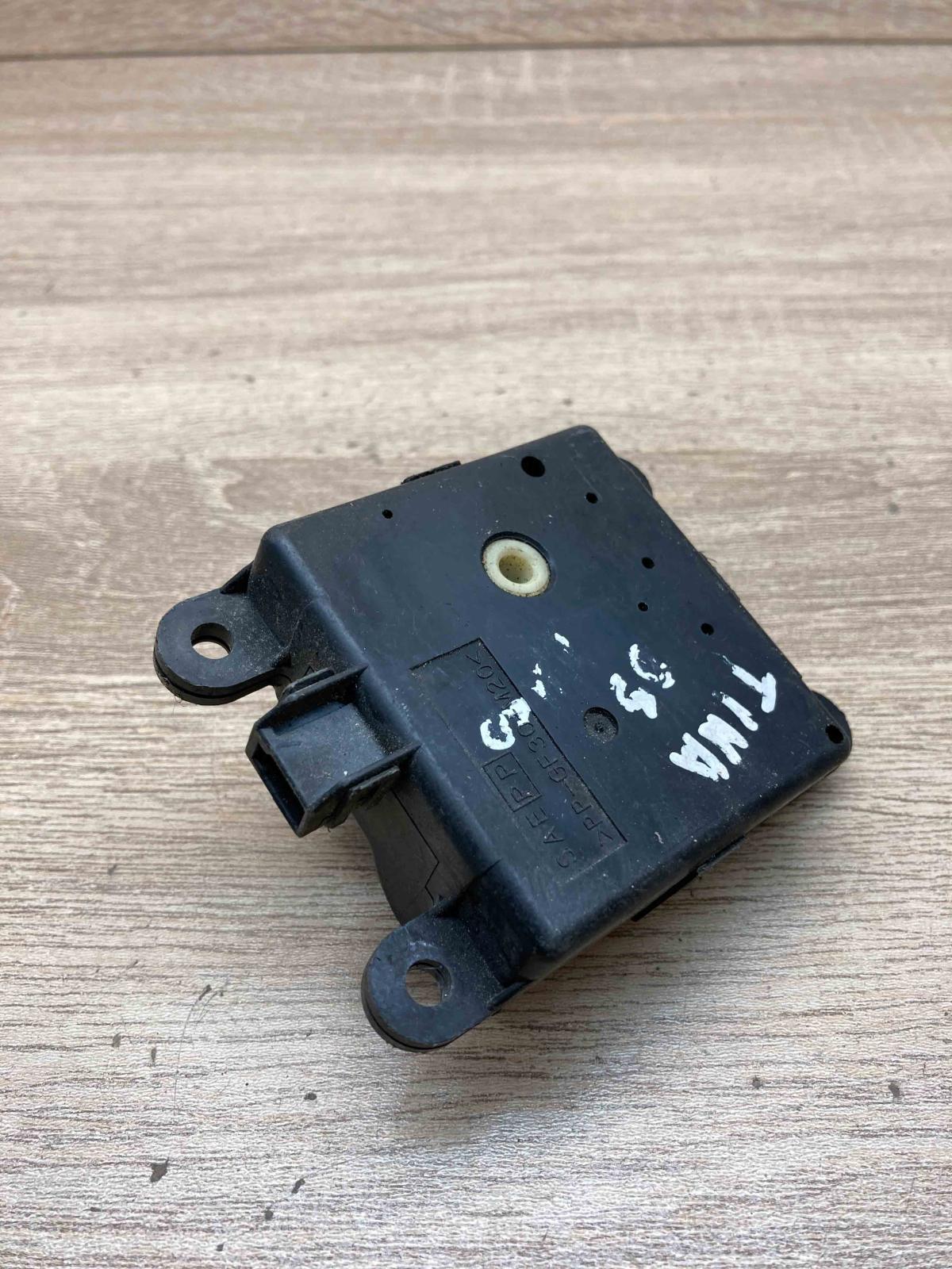 3C270 30850 031022  Air flap motor/actuator Nissan Primera