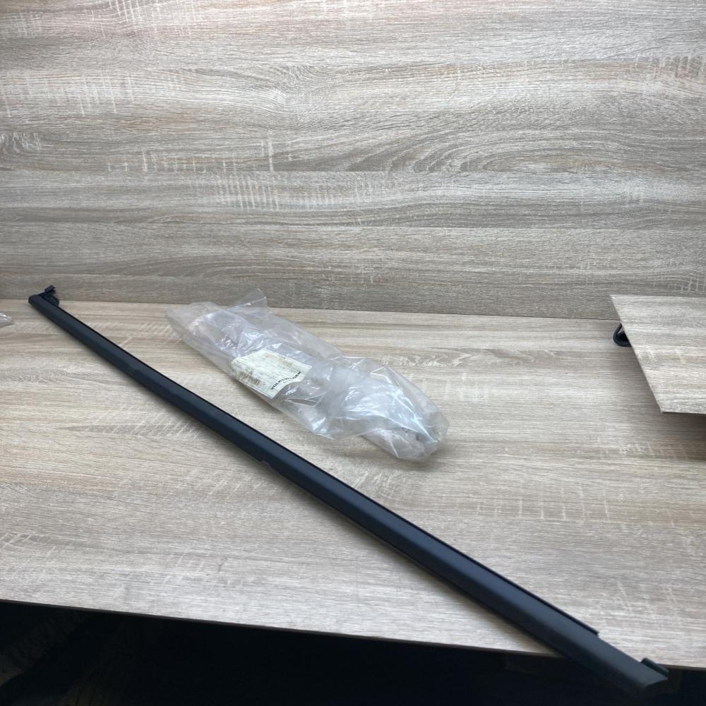 6V9839478B 6V9839477B  Rear door window/glass frame Skoda Fabia Mk3 (NJ)