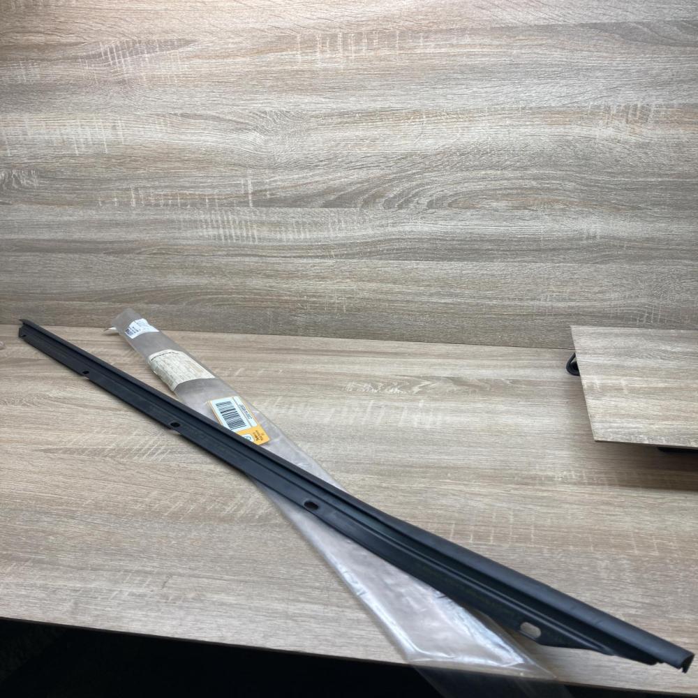 5M0839478 5M0837477  Rear door window/glass frame Volkswagen Golf Plus