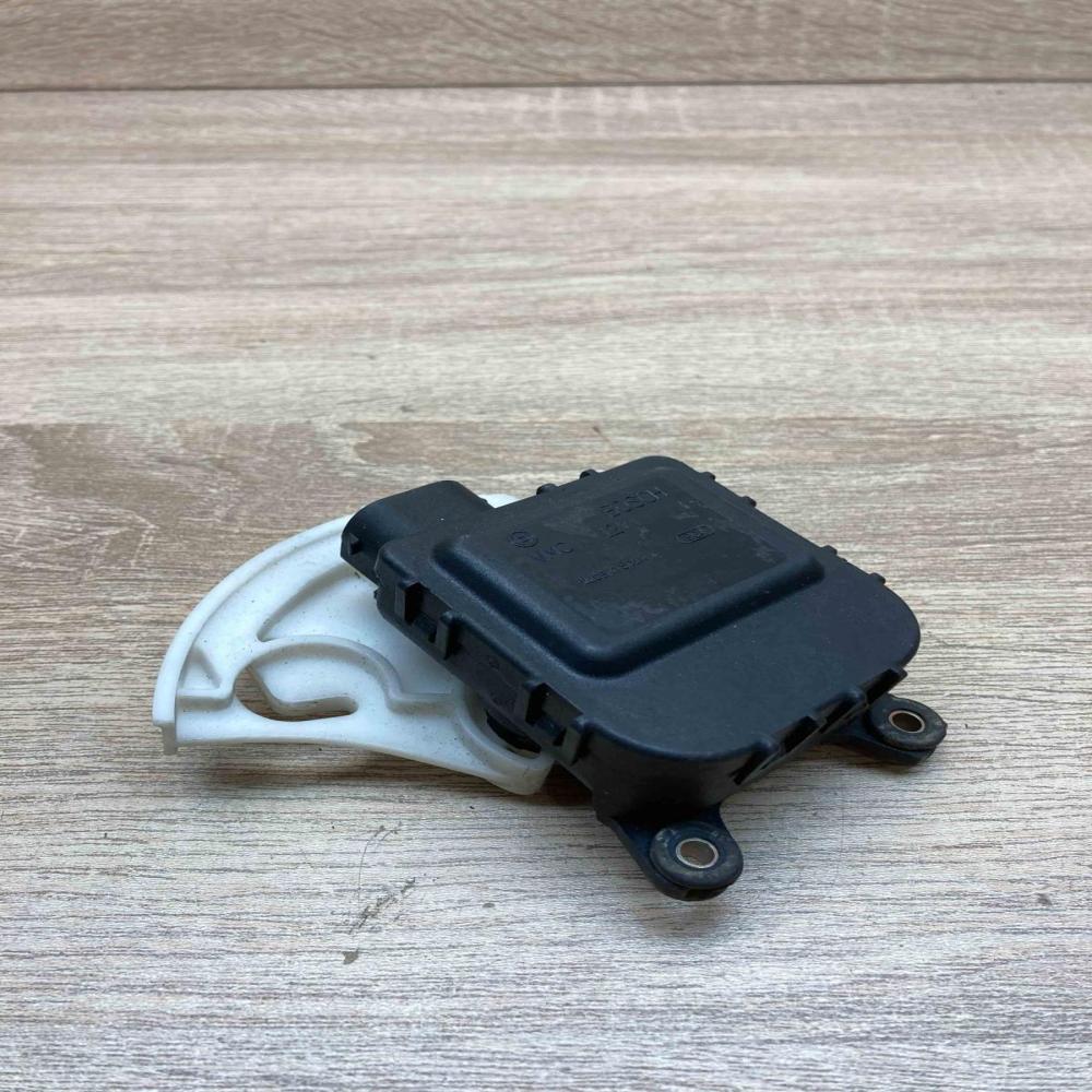 8D1820511E 0132801148  Air flap motor/actuator Volkswagen PASSAT B5.5
