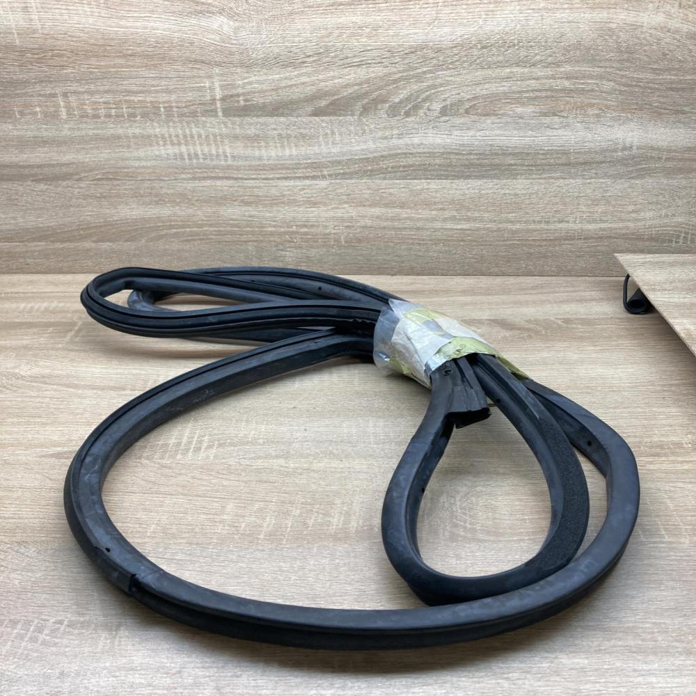 A2117200278   Front door rubber seal Mercedes-Benz E W211