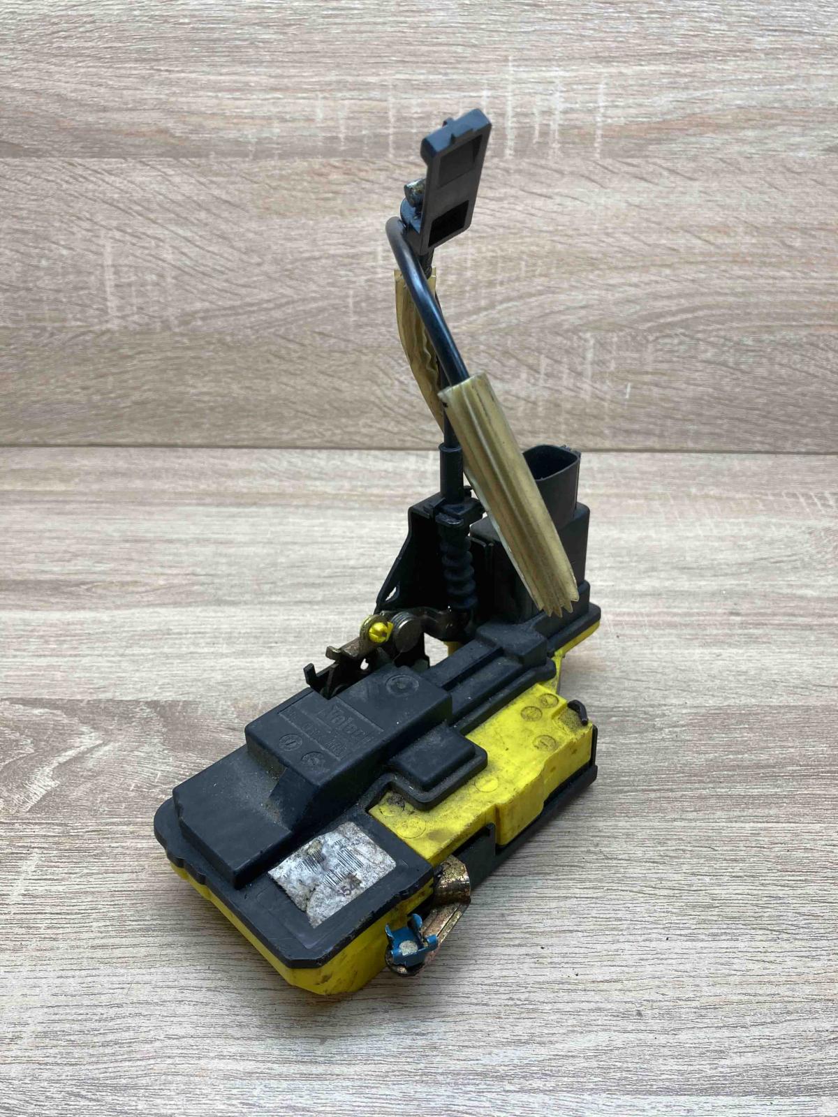 9485043C   Rear door lock Volvo V70