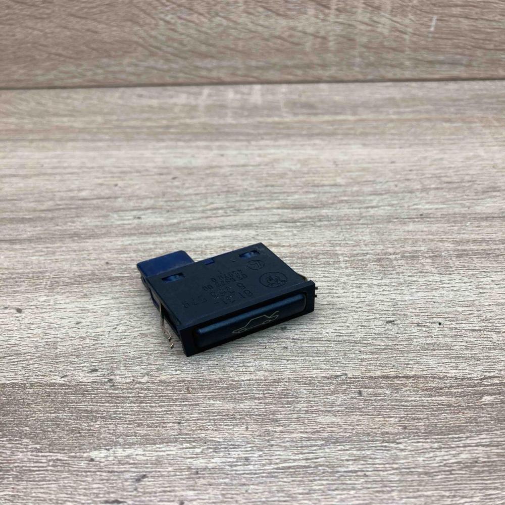 8365579   Tailgate opening switch BMW X5 E53