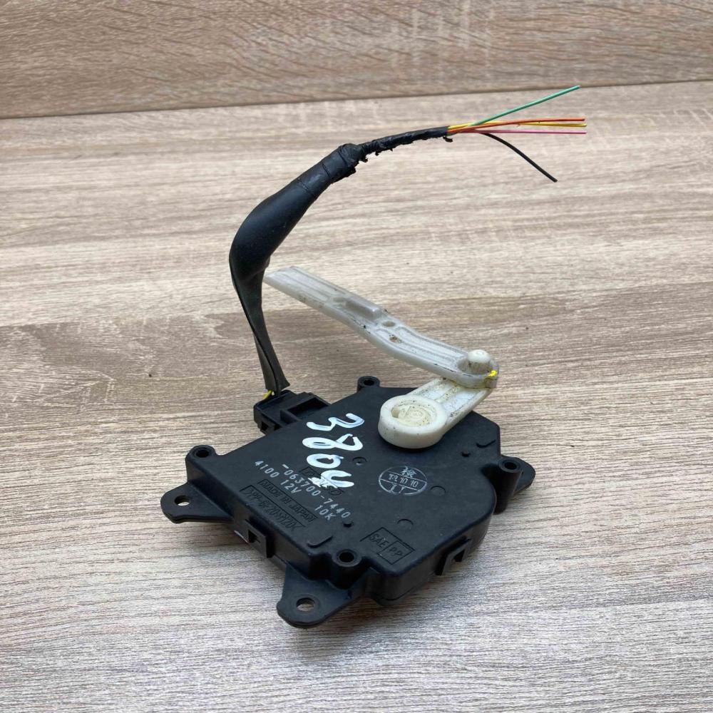 063700 7440 Used  Air flap motor/actuator Toyota Prius (XW20)