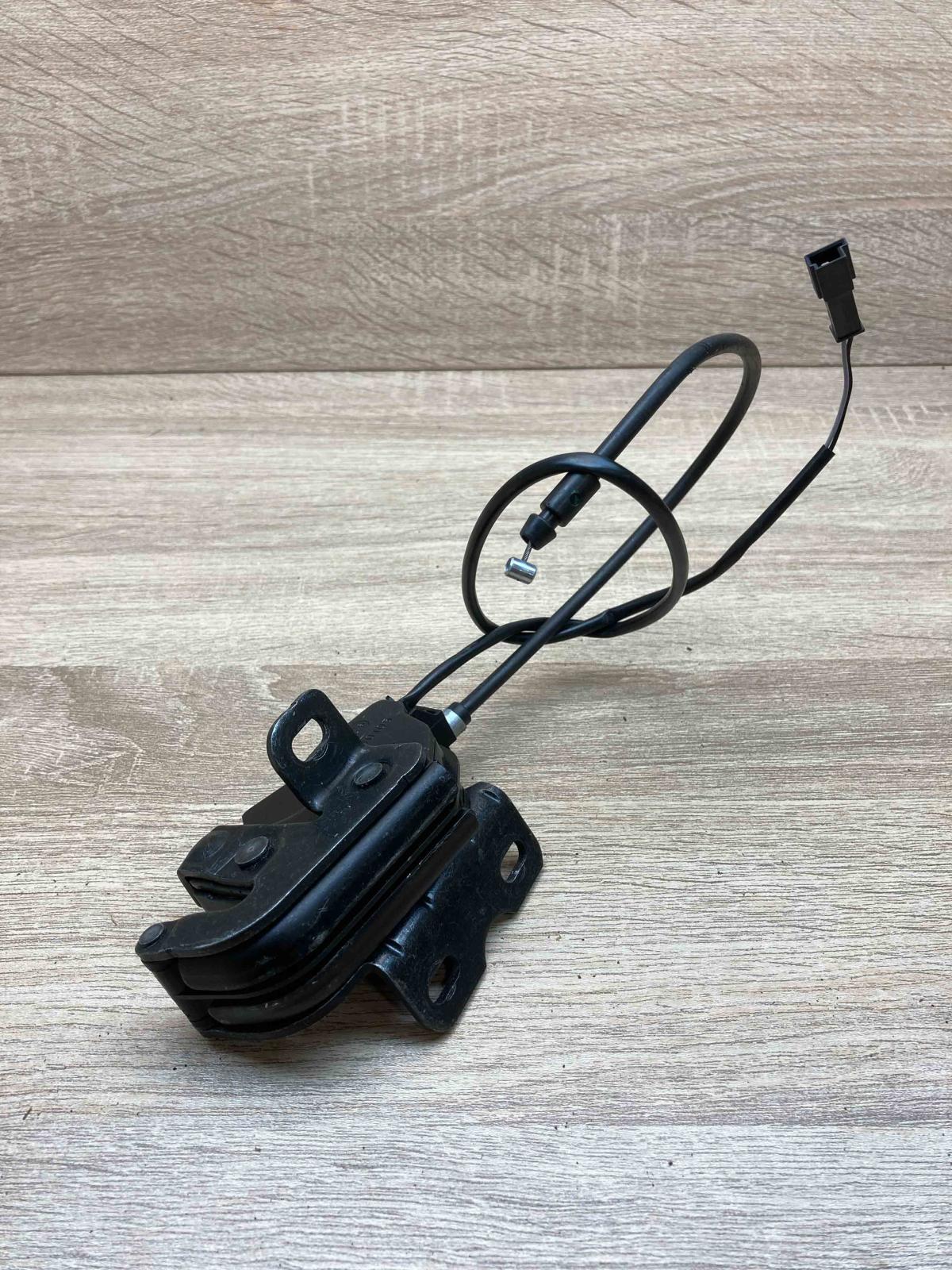 7291033 A080105  Rear door lock BMW i3