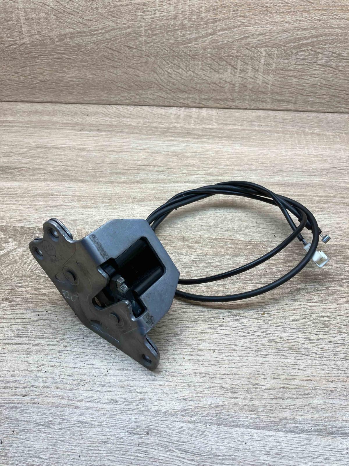 7291031 A080105  Rear door lock BMW i3