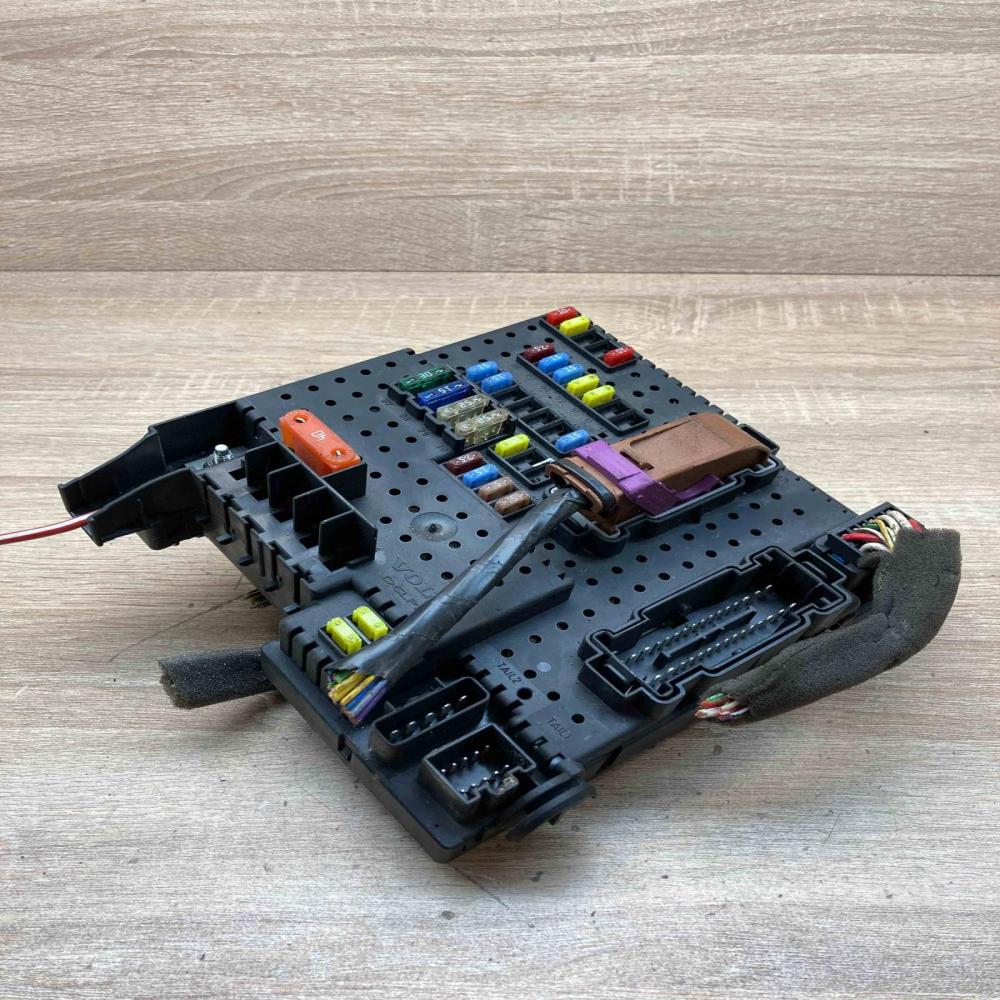 30728512 05W222  Fuse module Volvo XC70