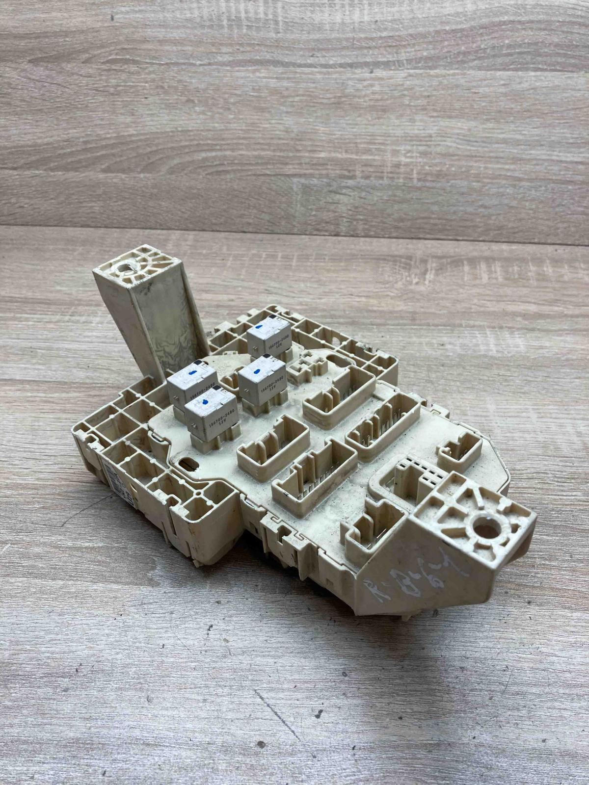U290IZI0 YN2 22R 070510 Fuse module Suzuki Swift