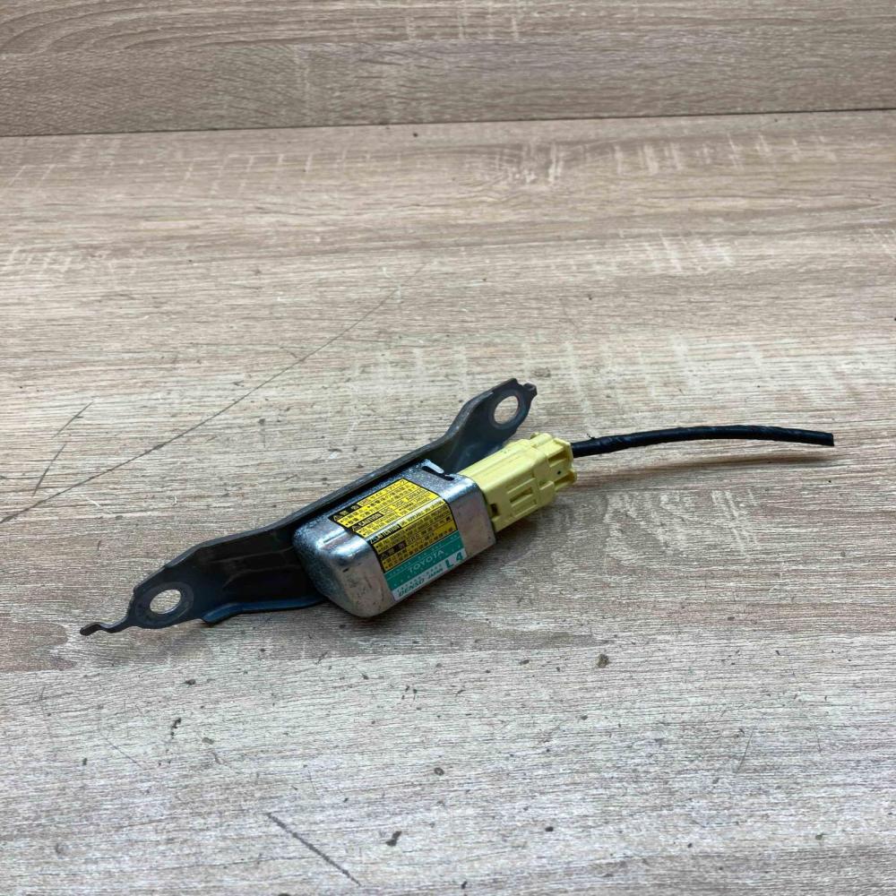 89834 47020 187900 0922 L4 Airbag deployment crash/impact sensor Toyota Prius (X