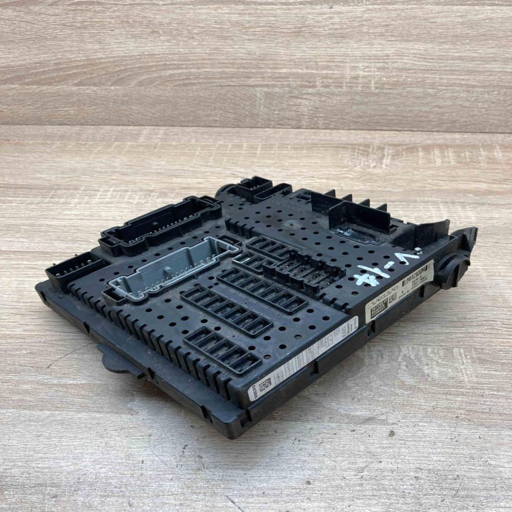 30728512 05W325  Fuse module Volvo XC70