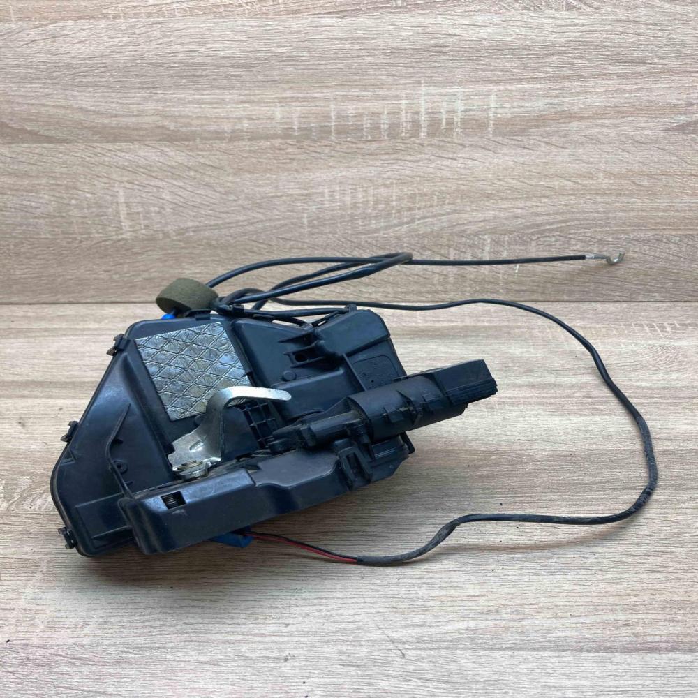 2197300635   Rear door lock Mercedes-Benz CLS C219