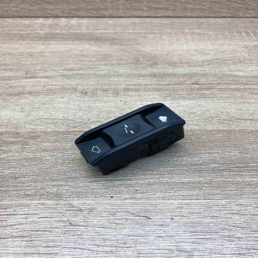 8352182   Sunroof switch BMW X5 E53