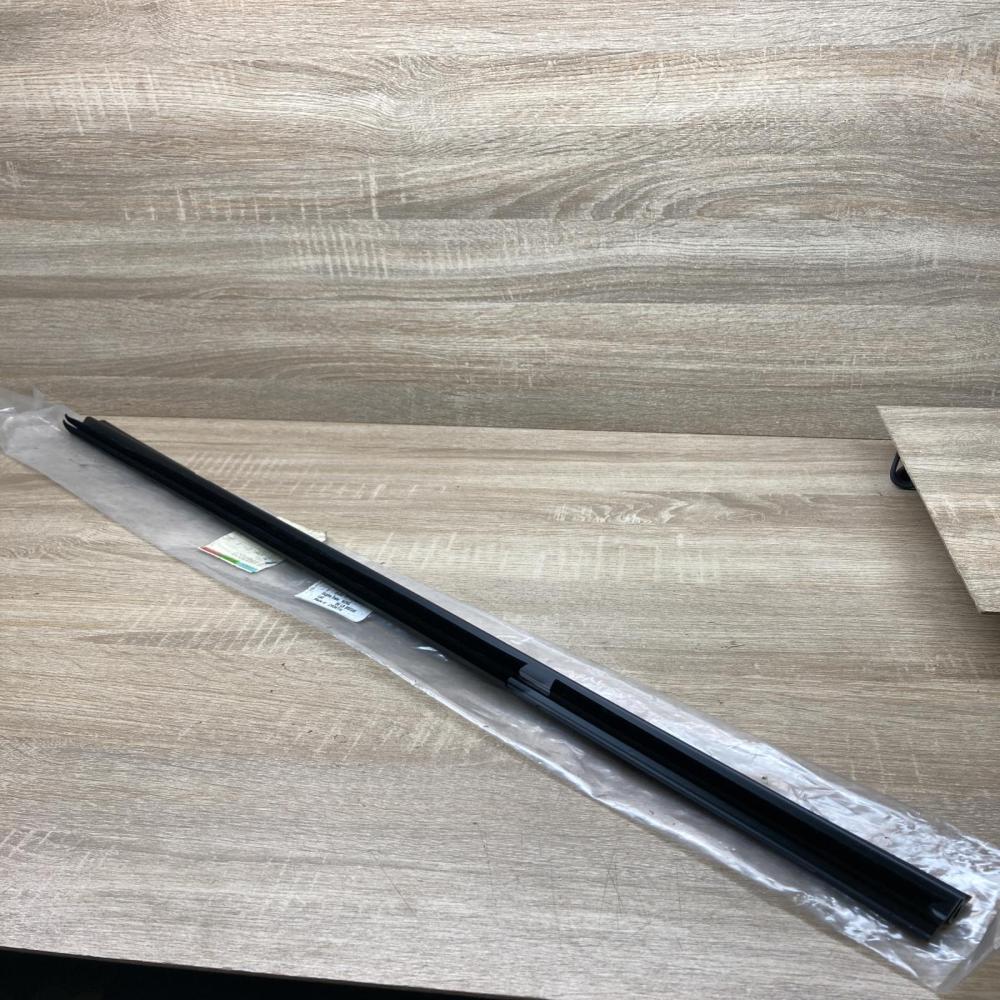 1T0839471B   Rear door window/glass frame Volkswagen Touran I