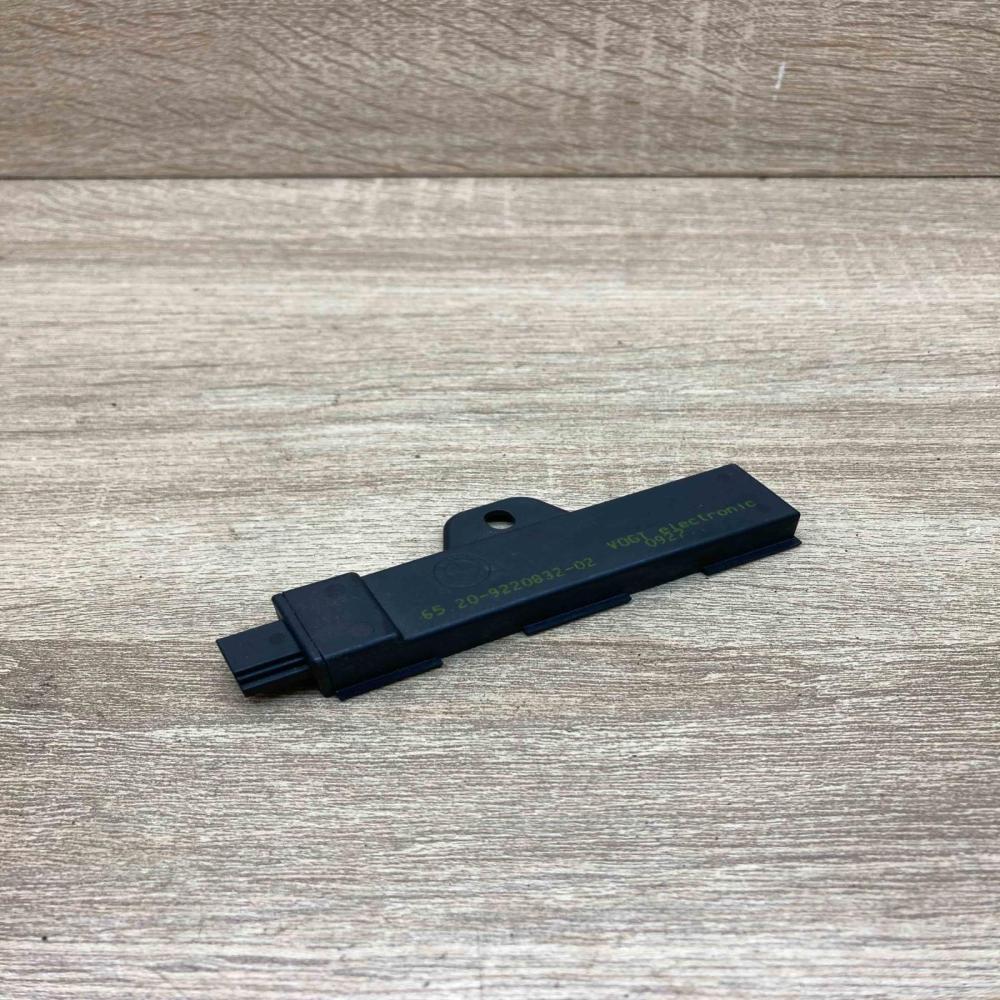 9220832 02   Keyless system antenna BMW 5 F10 F11