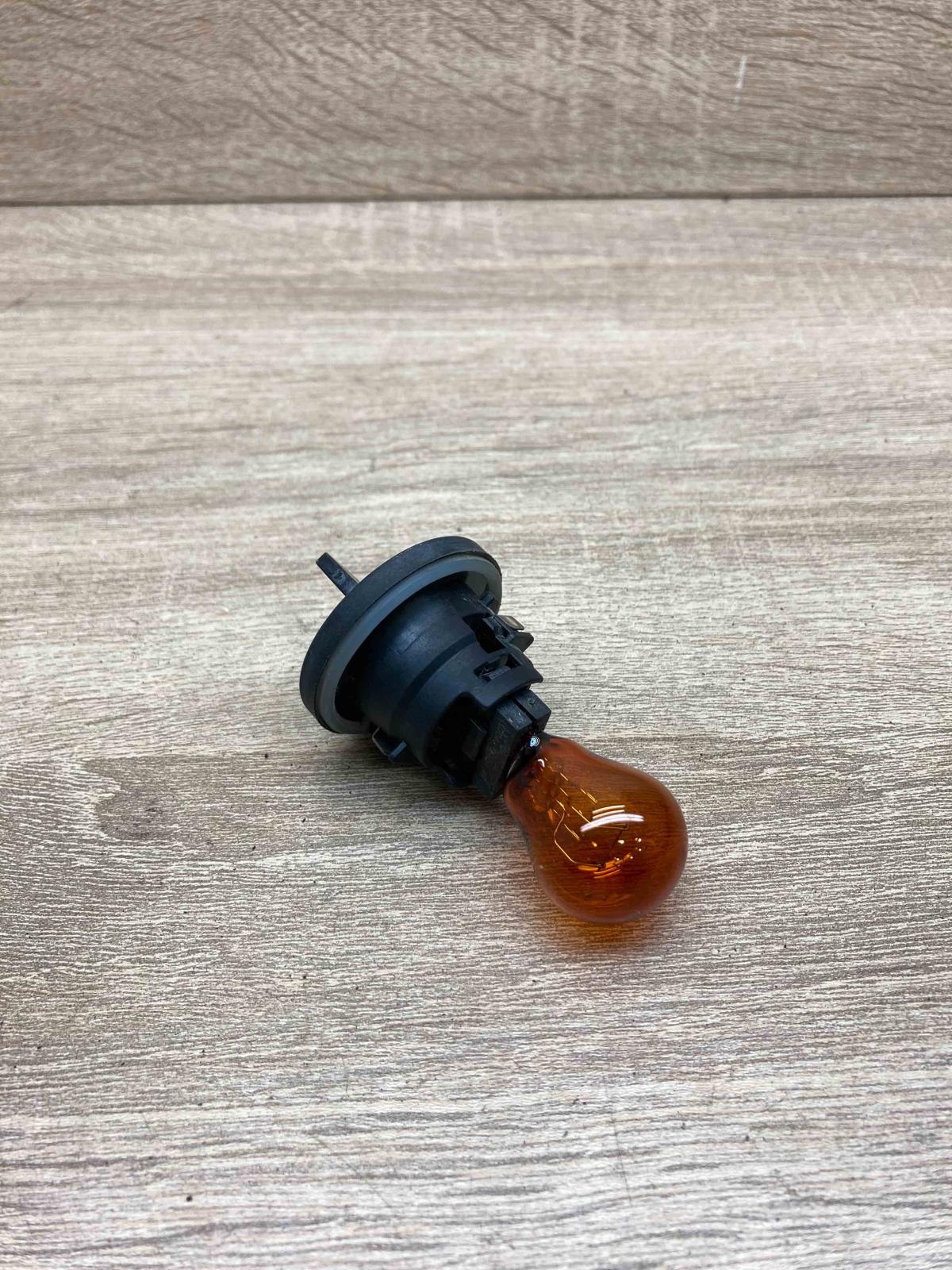 156202 D   Tail light bulb cover holder BMW 5 E39