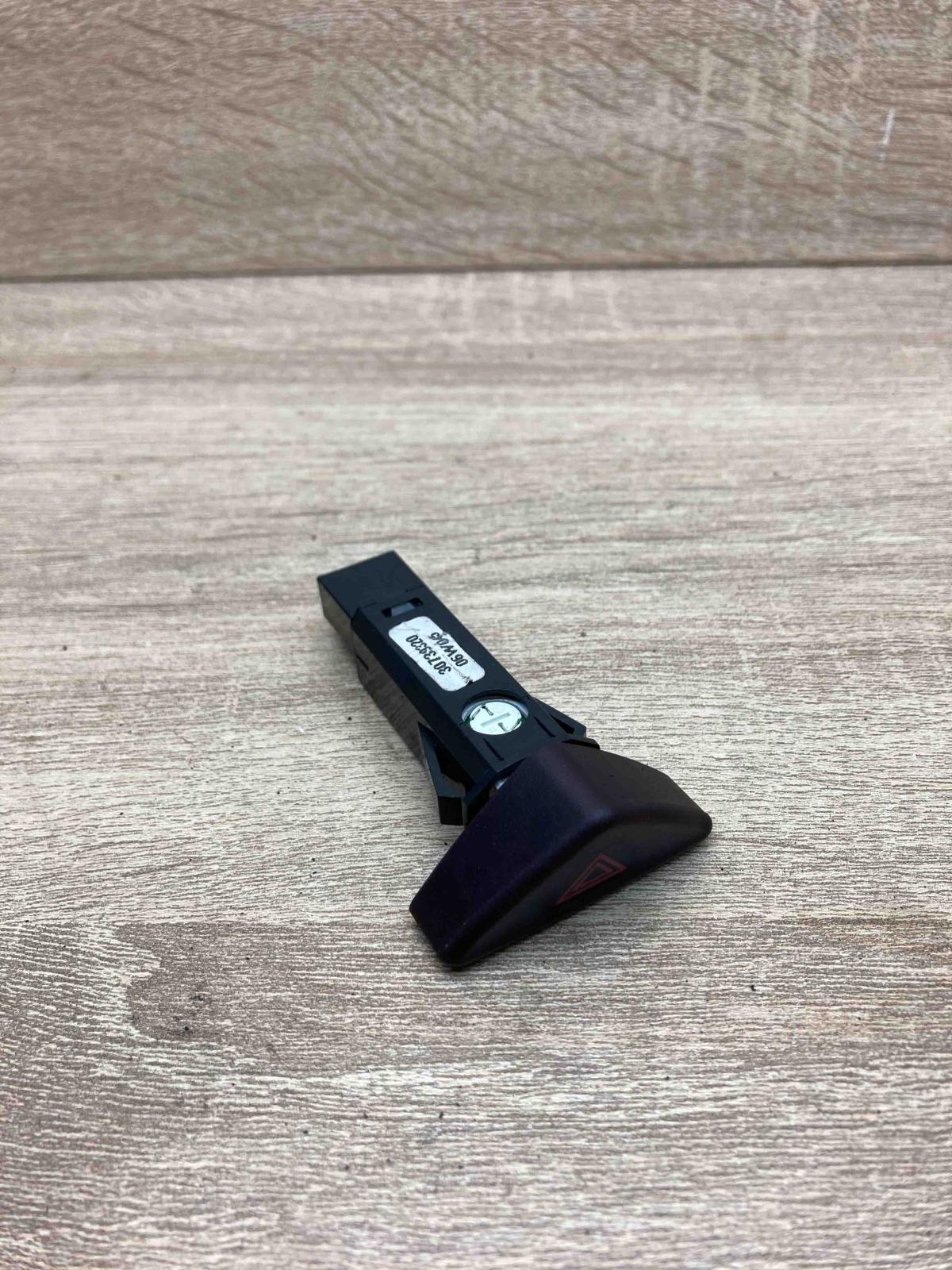 30739320 06W045  Hazard light switch Volvo V70