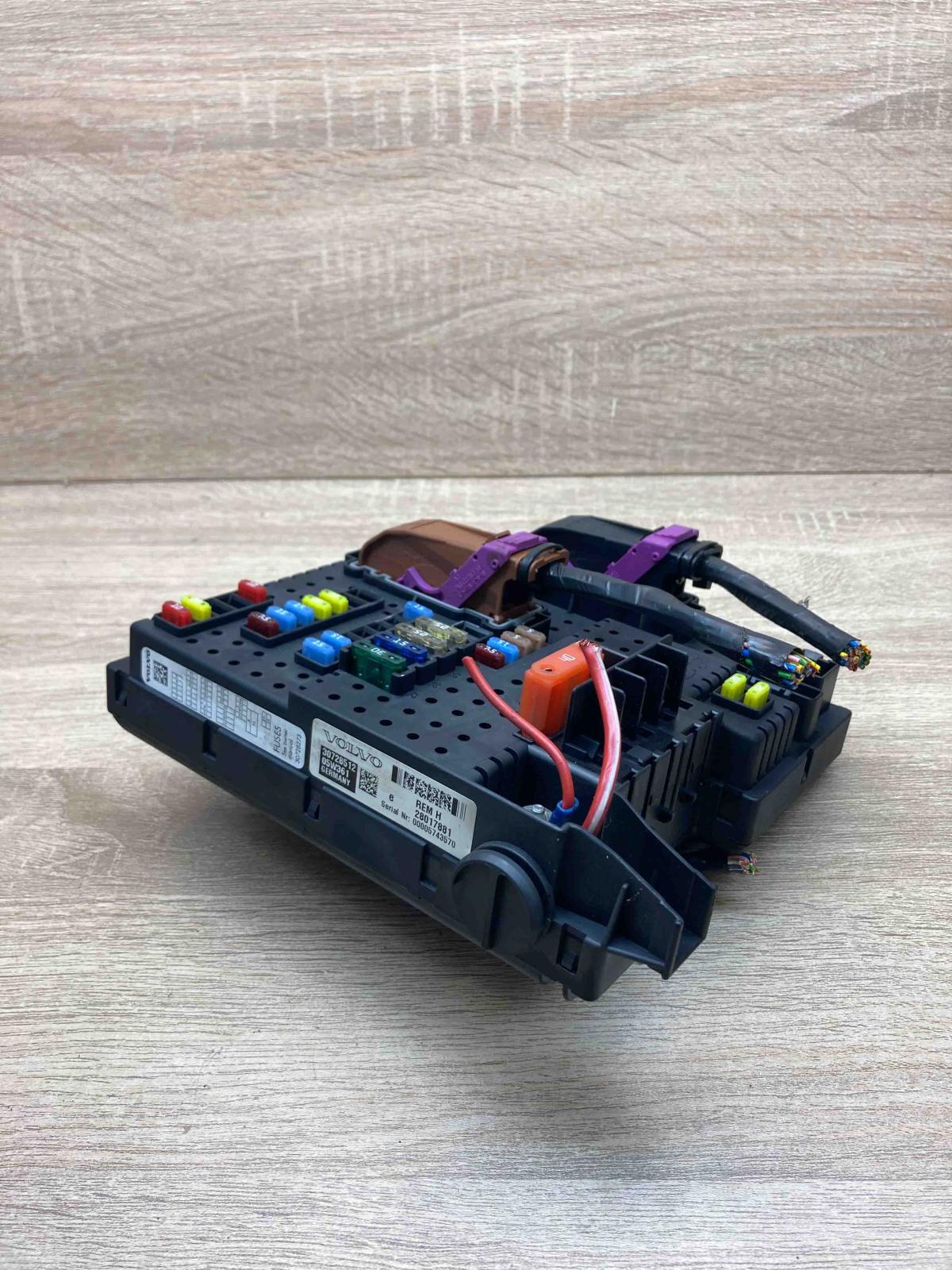 30728512 05W361 28017881 Fuse module Volvo XC70