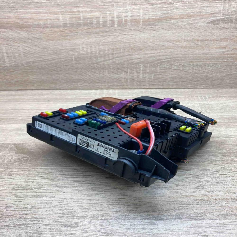 30728512 05W361 28017881 Fuse module Volvo XC70
