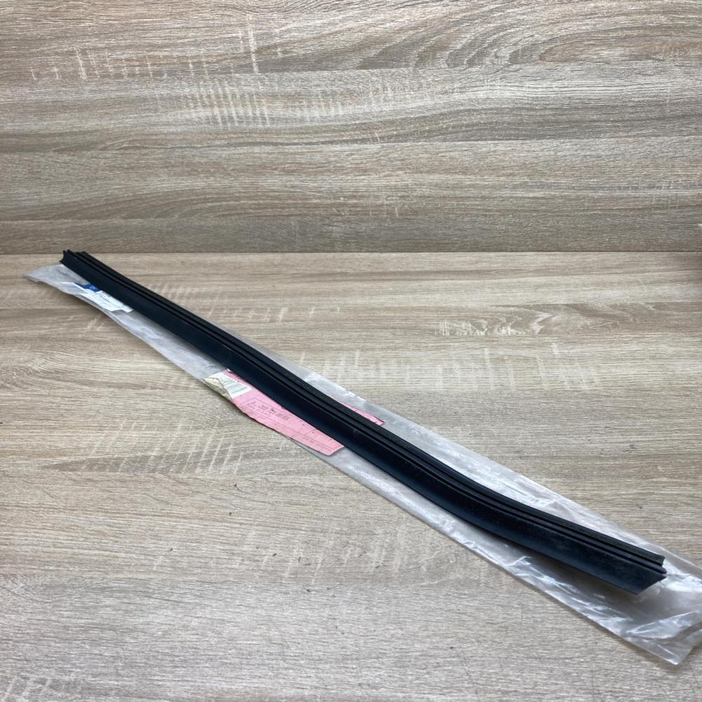 A2037250665   Front door window/glass frame Mercedes-Benz C W203