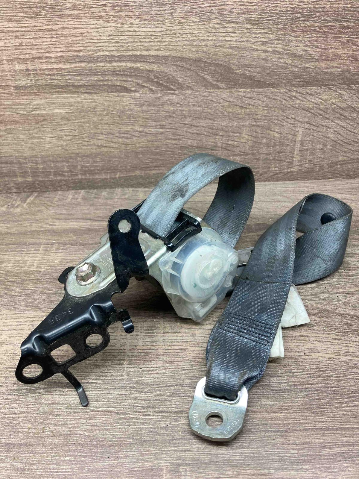 C085407 7L7250  Rear seatbelt Toyota Prius (XW20)