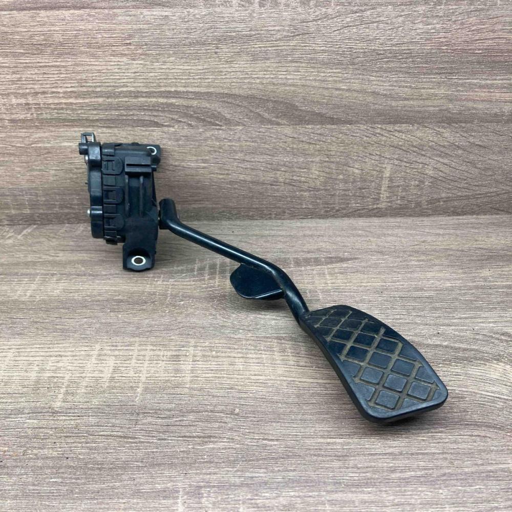 8E2721523C 6PV007770  Accelerator throttle pedal Volkswagen PASSAT B5