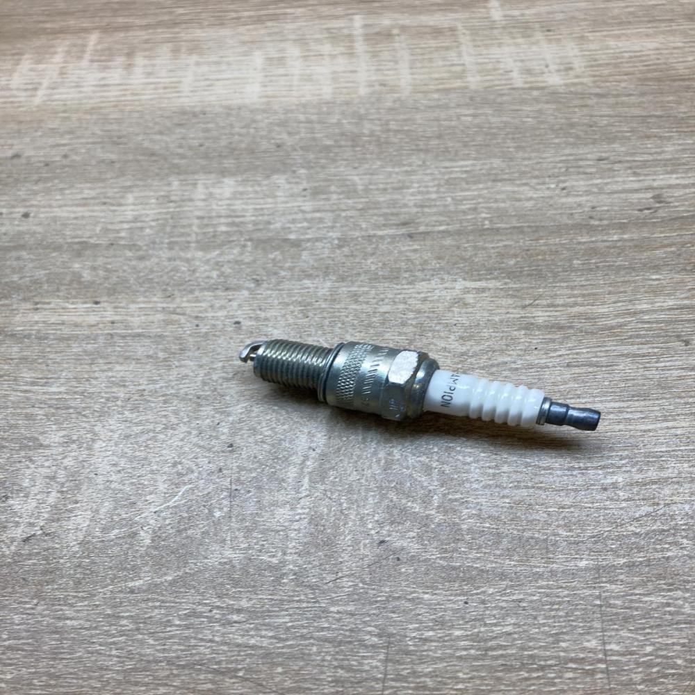RN7YCC   Spark plug Renault 19