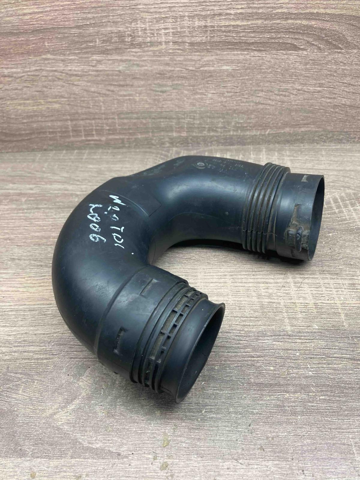 1K0129618AI   Air intake duct part Volkswagen PASSAT B6