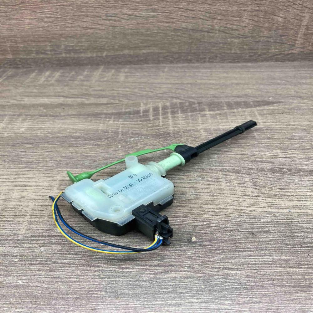 861131 36   Fuel tank cap lock motor Volvo V60