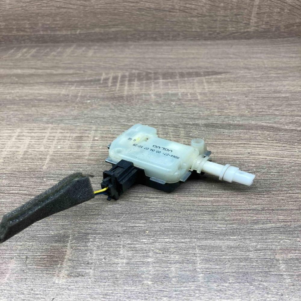 8066 271   Central locking motor Volvo V70
