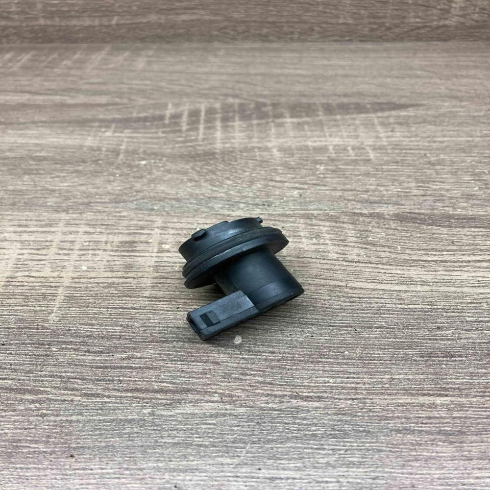 8364780 178056 32CP Tail light bulb cover holder BMW 5 E39
