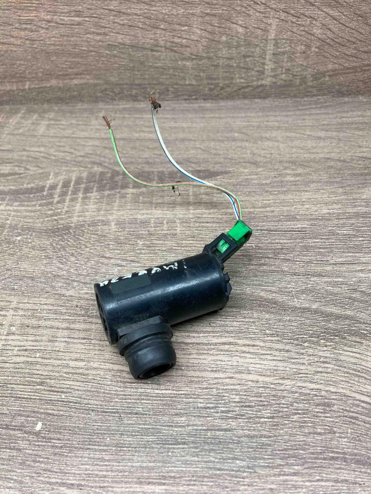 060210 1480   Windscreen/windshield washer pump Subaru Impreza II