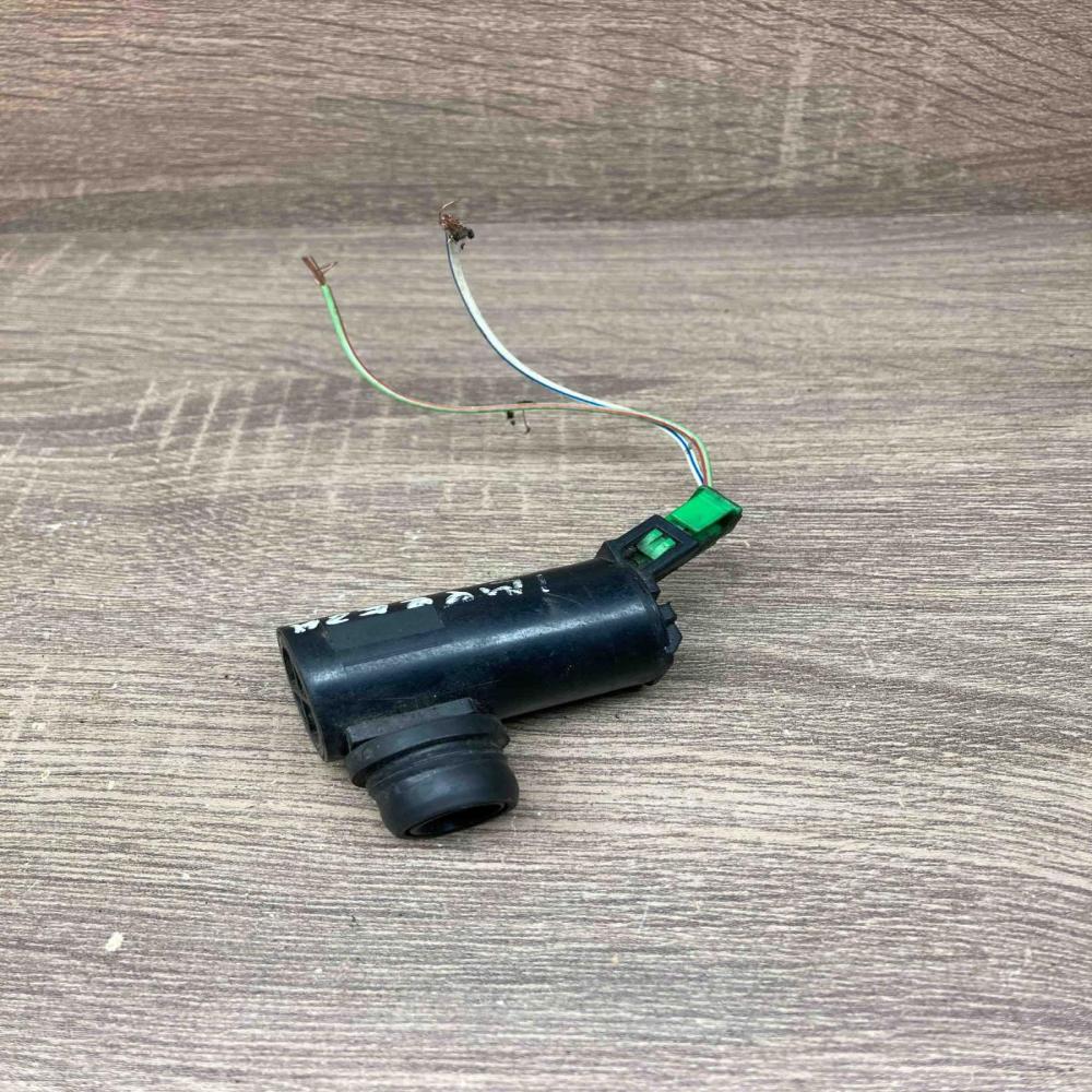 060210 1480   Windscreen/windshield washer pump Subaru Impreza II