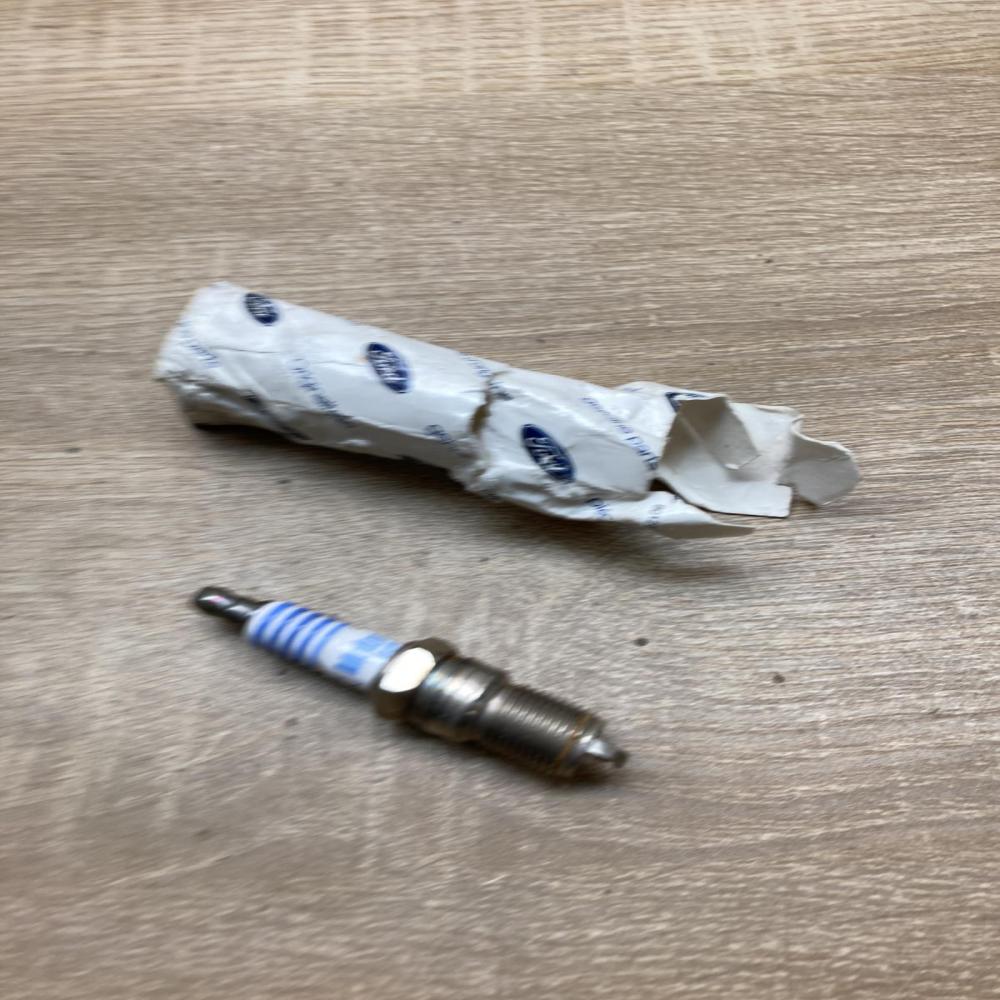 1216460 87YF 12405 AE  Spark plug Ford Escort