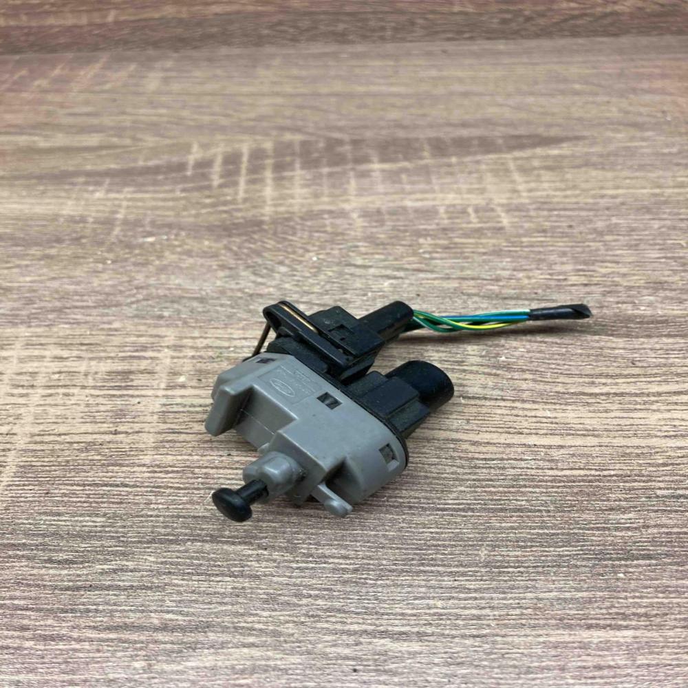 1S7T 13480 AA   Brake pedal sensor switch Ford Mondeo Mk III