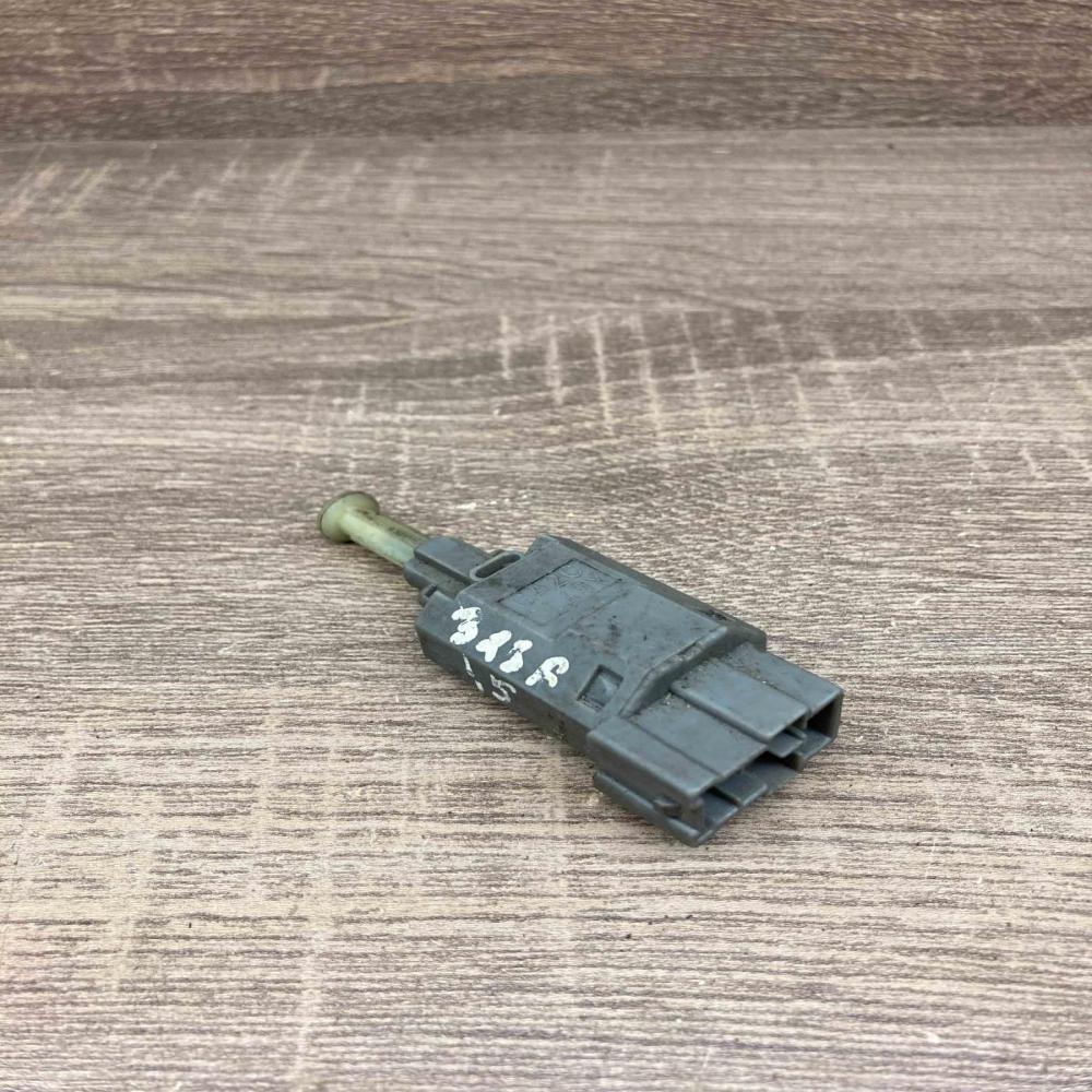 GA2C 6649Y   Brake pedal sensor switch Mazda MPV II LW