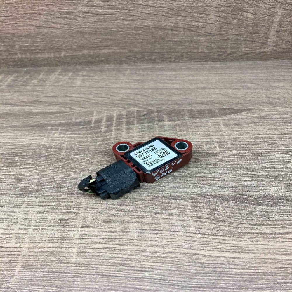 30737138   Airbag deployment crash/impact sensor Volvo V50