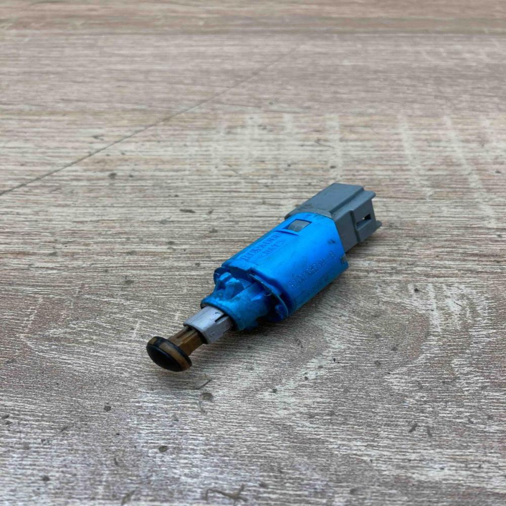 8200168239B   Brake pedal sensor switch Renault Megane II